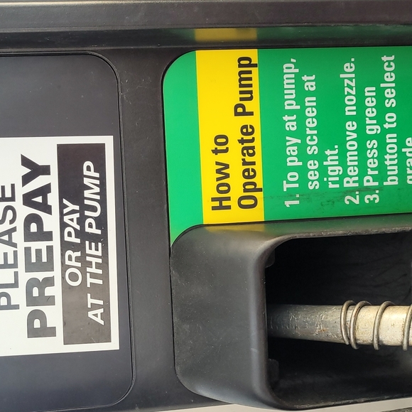 1. To pay at pump see screen at <right>regular - Picture 4 of 5